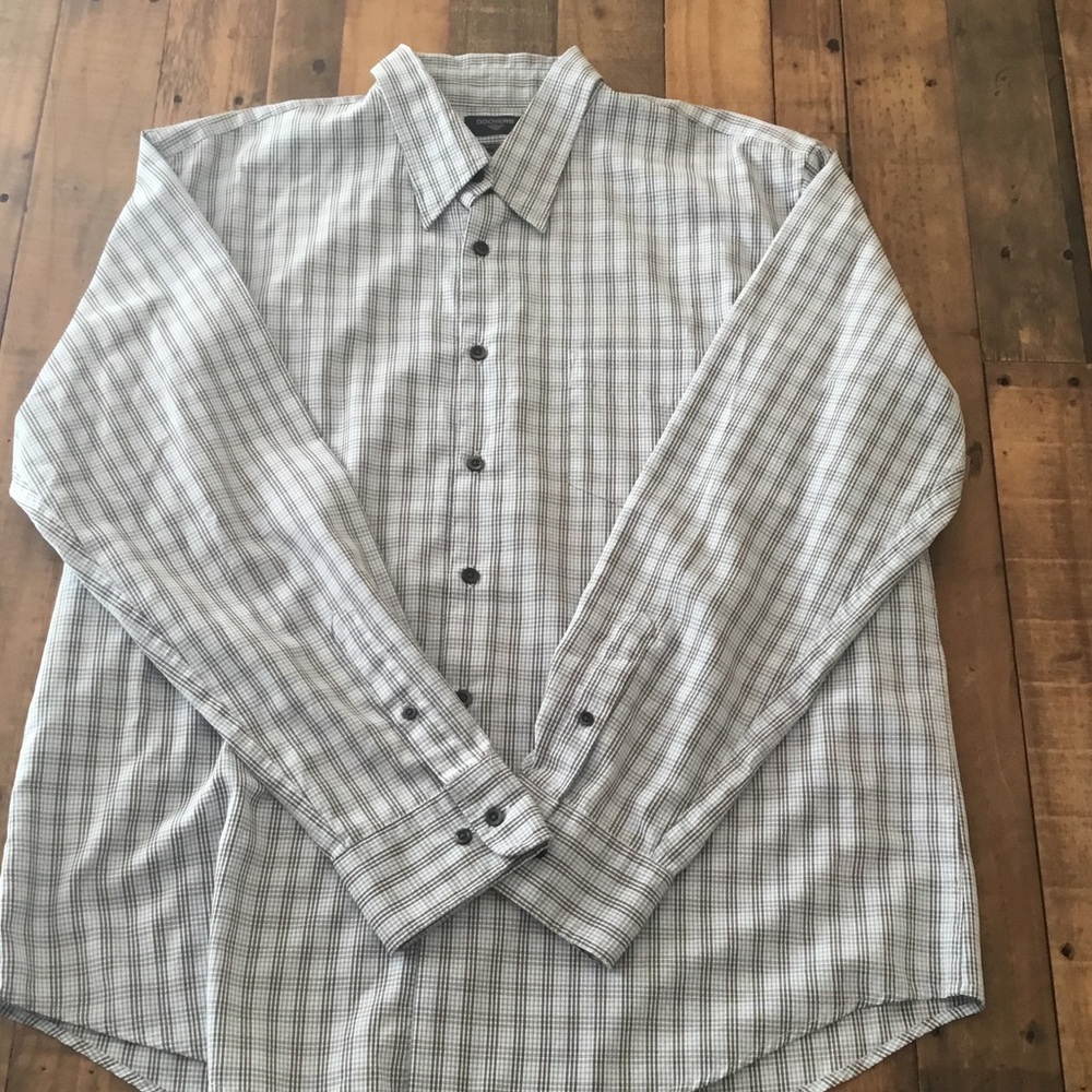 Dockers Men's Gray and White Plaid Button-Down Shirt